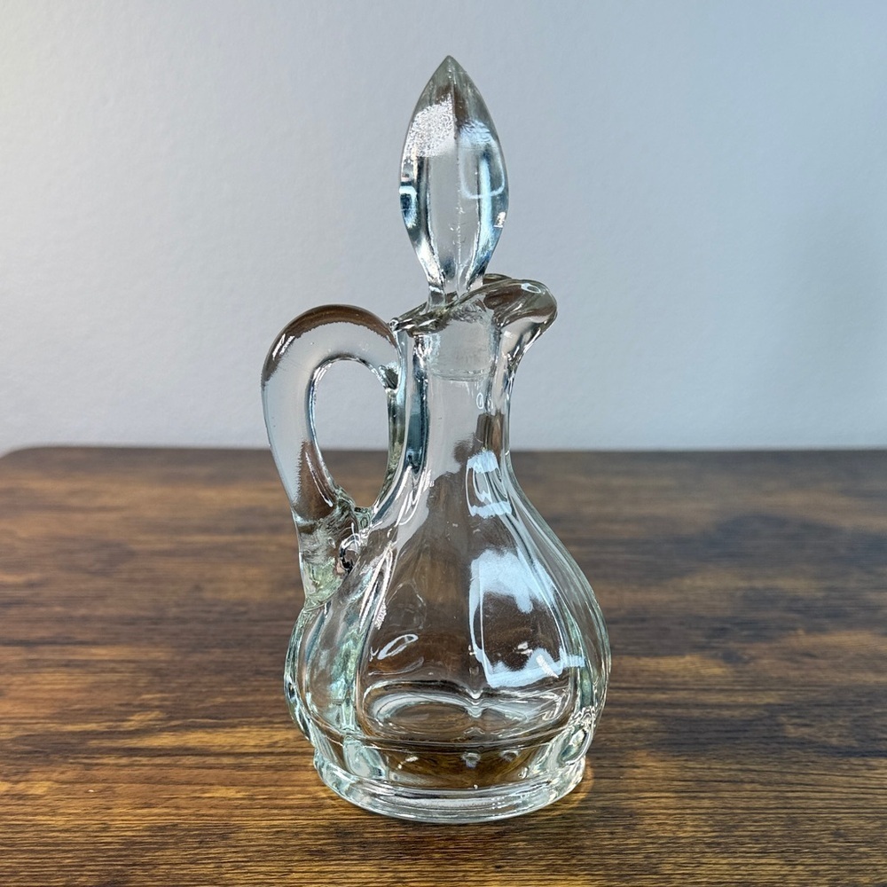 Elegant Glass Decanter with Stopper